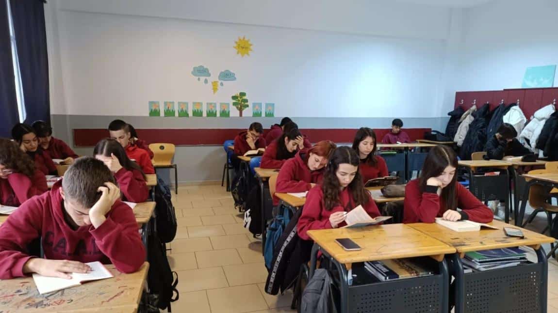 Çatalca Atatürk Anadolu Lisesi Kitap Okuyor 